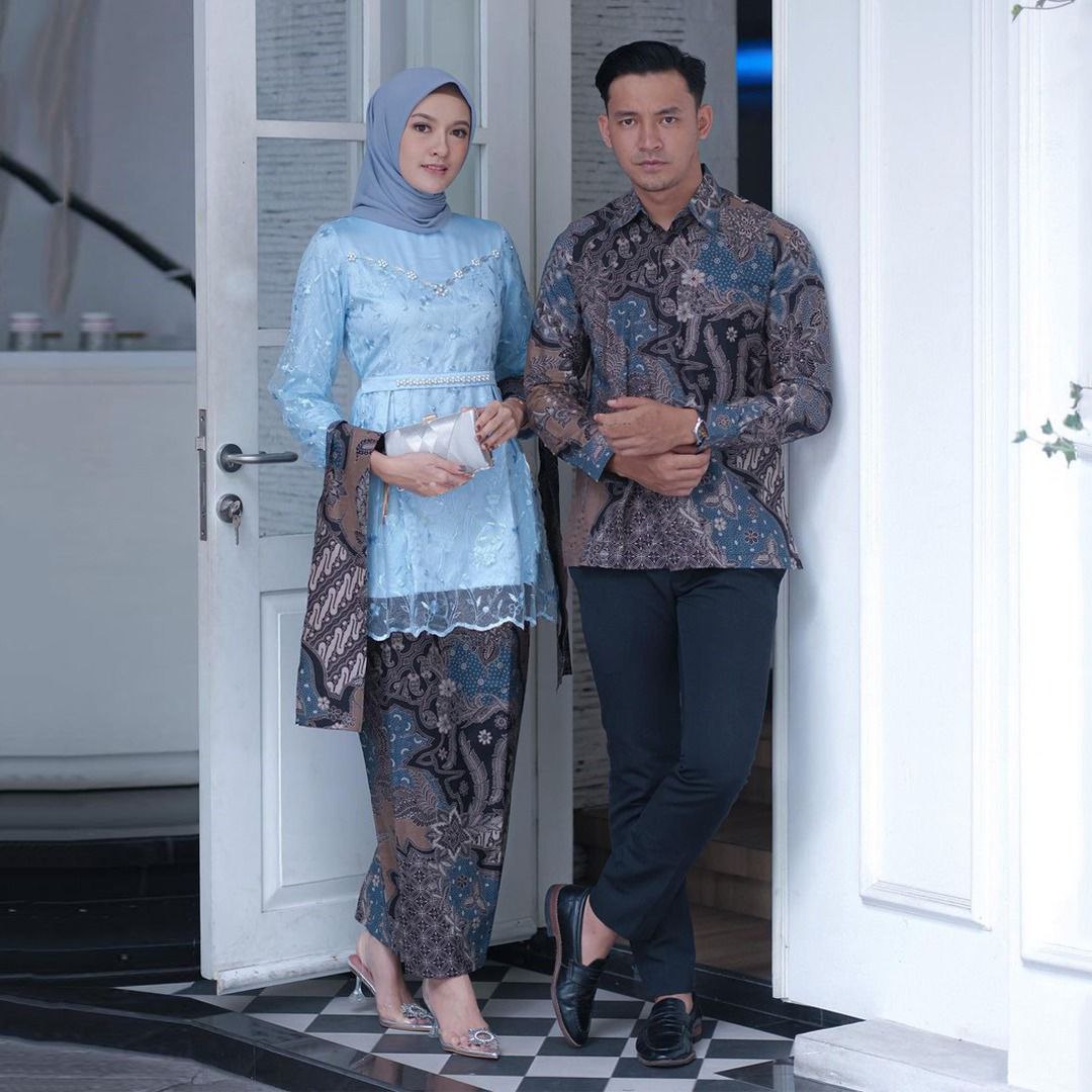 batik couple lily kebaya